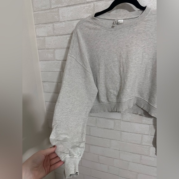 Divided H&M Gray Minimal Crop Sweatshirt Size L #1977 - Picture 3 of 6